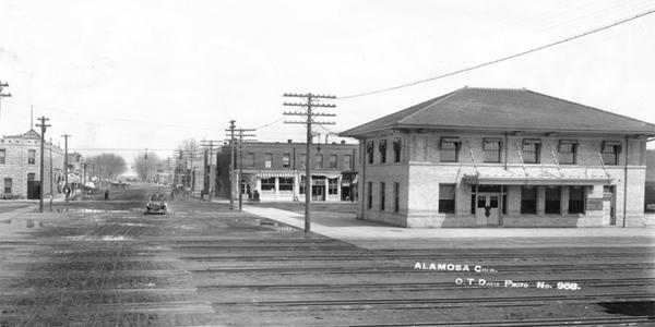 Railroad tracks bifurcating town of Alamosa, CO