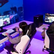 麻豆淫院 playing video games in the new gaming lounge